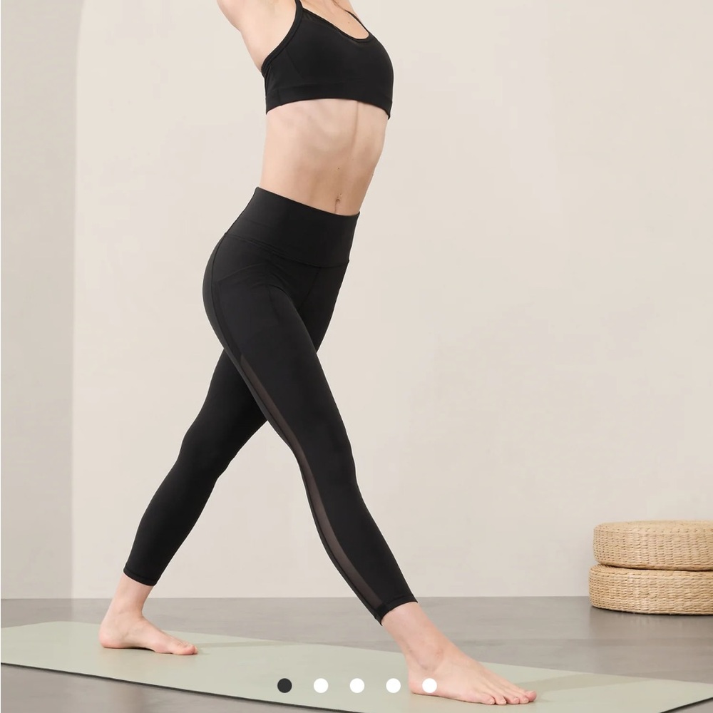 NWT Athleta Salutation Stash Highrise Mesh 7/8 Legging Black Size Small